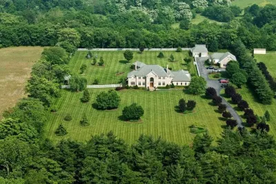 Private 4Br Cottage:  Pool, Near Downtown Frederick, Heated Spa-Open Year Round Hotels in 
