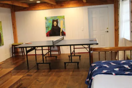 Freshly Decorated, 1.5 miles to downtown Highlands w/ views of Mount Satulah! Отели рядом с достопримечательностью «Трейлхед фор Йеллоу Маунтин Трейл»