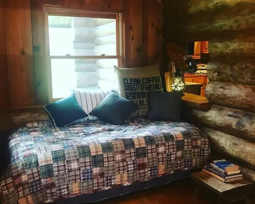 Quiet Lakeside log cabin with teaching/studio space available for retreats. Hotels in Itasca County