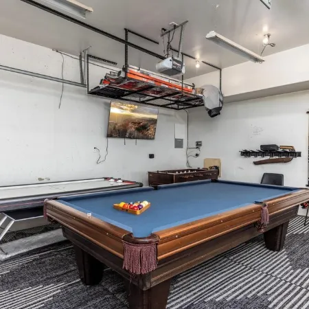 Ski in/Ski Out Cabin. 5 Bedrooms. 4 King Beds. Bunk Room. Fast WiFi. Sleeps 25+