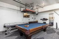 Ski in/Ski Out Cabin. 5 Bedrooms. 4 King Beds. Bunk Room. Fast WiFi. Sleeps 25+