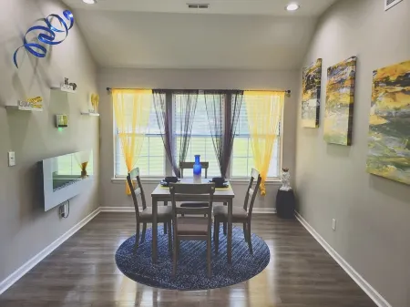 Unwind and Relax with us. No deposit! Отели рядом с достопримечательностью «Eagles Landing Country Club»