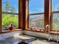 Bright art-filled home, fruit trees, valley view Hotels in Lopez