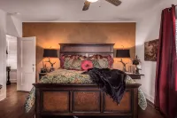 ❤️Luxury Crockett Street Retreat, hot tub and outdoor fireplace! Downtown