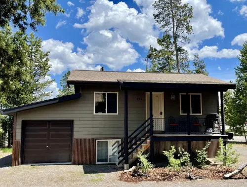 Western themed Cabin in Quiet neighborhood - 1 mile to Yellowstone Park! - balcony