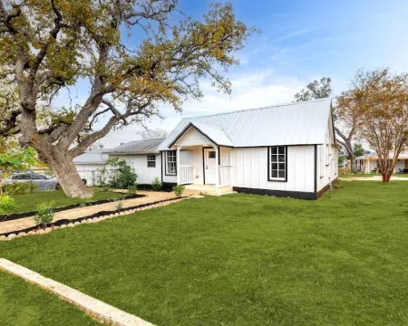 Charming Getaway in Comfort, TX - Relax, Recharge, Explore - Texas Wine Country Hotels in Comfort