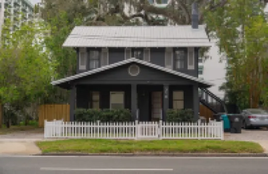 Cozy 1-bedroom with a beautiful backyard in awesome Orlando