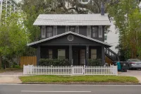 Cozy 1-bedroom with a beautiful backyard in awesome Orlando 柑橘碗附近的飯店