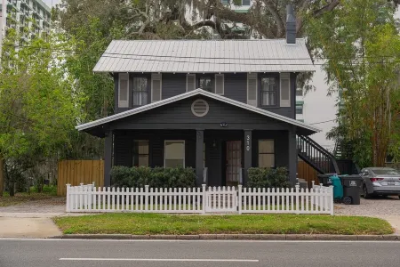 Cozy 1-bedroom with a beautiful backyard in awesome Orlando Отели рядом с достопримечательностью «Кемпинг Уорлд»