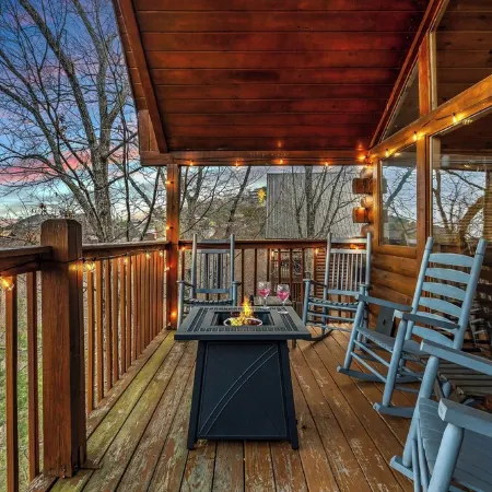 Stunning View! 4.5miles 2 Dollywood & Park –2 Kings, HotTub, PoolTable Fireplace