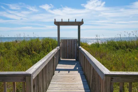 Ocean View, 2 Bedroom, 2 Bath with direct beach access and pool