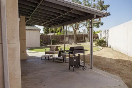 3-bedroom house in wonderful Bakersfield with WiFi, AC Отели рядом с достопримечательностью «River Walk»