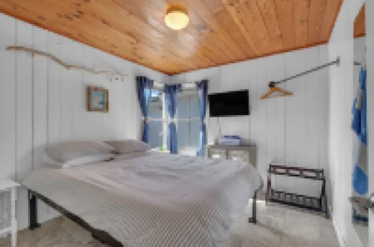 Renovated & Clean 'Original' OBX Bungalow, Direct Beach & Pier Access + EZ Cart