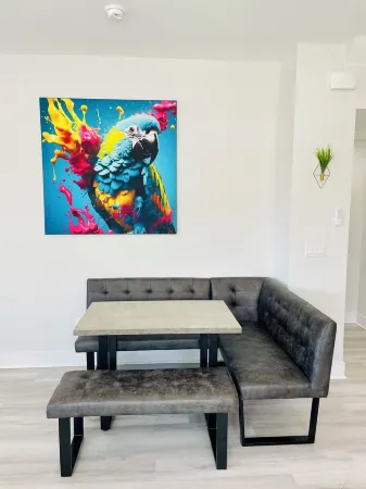 Tampa Townhouse, 4bd/3.5bth, Sleep 8. Located Minutes to Everything Tampa!