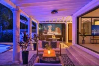 Near Strip, 14 Bedroom Sleeps 40, Huge Indoor/Outdoor Pools, Saunas,Jacuzzi /Spa