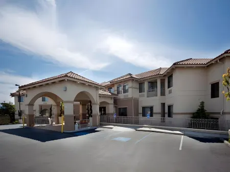 Holiday Inn Express & Suites Marina - State Beach Area