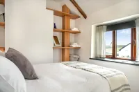 Luxury Character Cottage, less than 5 mins walk to the North Cornwall Coast