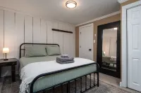 Modern Chalet w/ Serene Views and Jacuzzi Hot Tub- 15 Minutes to Okemo Mountain