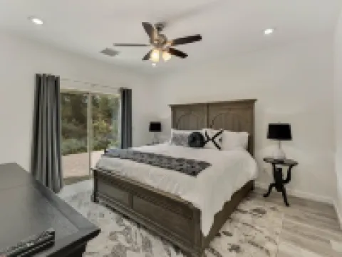 Watching Wildlife: Private Oasis for 4 w/ Patio, BBQ & Parking. Step Inside! โรงแรมในเพย์สัน