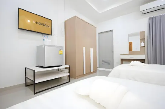 S-House Hotel Surin Hotels near Big C Supercenter Surin