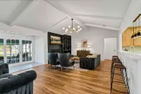 Midcentury Retreat on 1 Acre with Pool! Pets Welcome! Các khách sạn ở Willow Park