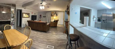 Charming Country Cottage 3-bedroom house in Leesville with WiFi and AC