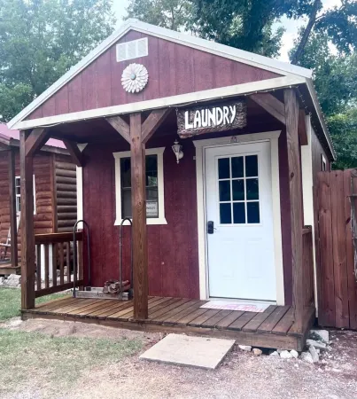RT62 Motor Resort 70's Cabin w/Jacuzzi