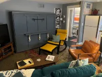 Charming 1 bedroom 1926 apt in historic Lindley Park is close to everything.