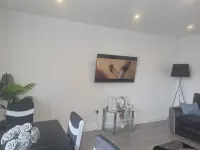 New x2 bedroom apartment free parking & Wi-Fi