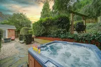 Private Oasis. Uptown. Pool. Hot Tub. Fire pit. Fenced in Yard