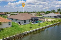 Cape Villa Family Friendly Canal front 4 Bedroom Southern Facing Heated Pool Spa Cape Coral Sport Complex附近的飯店