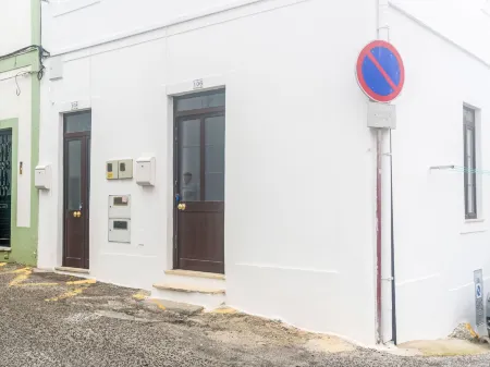 Surfers Inn Отели рядом с достопримечательностью «PenichePraia - Bungalows, Campers and SPA»