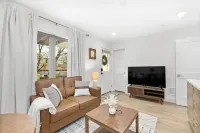 Kennesaw Charm Suite- 3 min from Kennesaw, Private Entry & Pet Friendly!