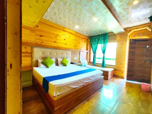 Goroomgo Vinayak Lake View Near Mall Road Nainital