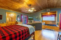 Honeymoon Suite with Amazing Views, Jacuzzi, Hot Tub & Starlink WIFI Hotel dekat Smoky Mountain Ziplines