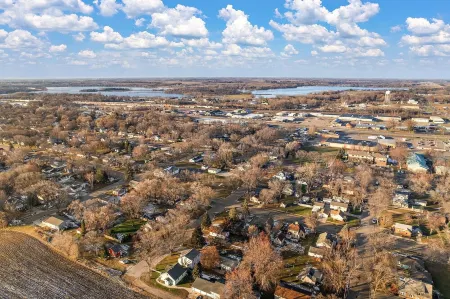 Charming 2-bedroom cottage in delightful Willmar with WiFi, AC Отели в г. Уилмар