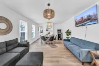 7bdrm, 3baths, 2 kitchens, mins to falls, Arcade, WiFi, AC, parking