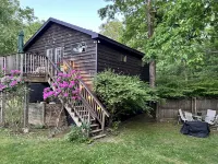 CHARMING LARGE STUDIO WITH POOL AND MOUNTAIN VIEWS ON 10 ACRES. Close to town