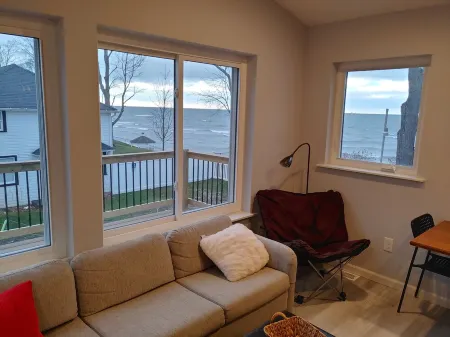 Awesome lake view & water access. GENEVA Center Strip, Sunsets, private parking! Отели в г. Дженива-он--Лейк