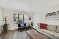 Cozy Remodeled Home close to main freeways and marina!