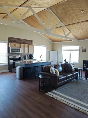 Charming 1-bedroom carriage house in delightful Charlestown with WiFi, AC Отели в г. Кларк