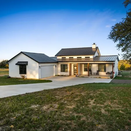 NEW Pool, Hot Tub, Fire Pit, Views on 10 acres, 5 mins from DT Johnson City!