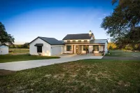 NEW Pool, Hot Tub, Fire Pit, Views on 10 acres, 5 mins from DT Johnson City!