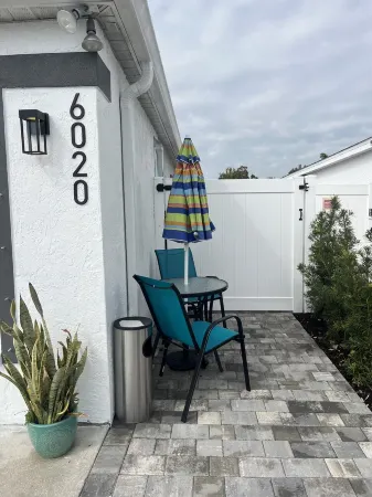 Tropical Sea, Private Studio/Near IMG and Beaches! Отели в г. Брейдентон