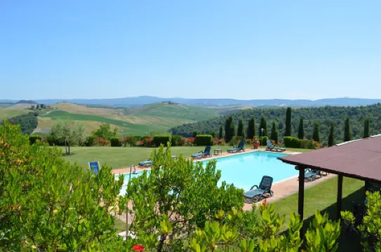 Large Apartment with Shared Swimming Pool in Crete Senesi