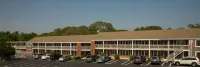 Holiday Hill Inn & Suites - 주차장