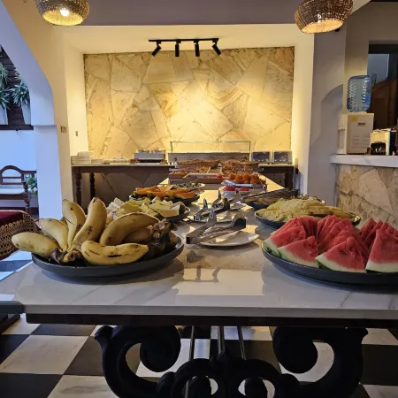 Dhow Palace Hotel
