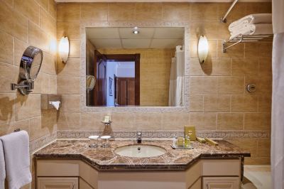 キングサイズベッドゲストルームプラスサイドナイルビュー ヒルトン ザマレック レジデンス カイロの写真