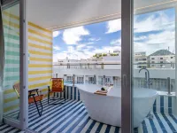 Sea View and Balcony with Bathtub Q2 Hotels near شاطئ ليم (Leme Beach)
