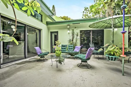 Unique Art Nature Hideaway Walkable to Wilton Drive Отели в г. Уилтон Манорс